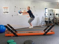 REHAPE Slack Training Übung mit Ball Slacktraining für die Beinachse
